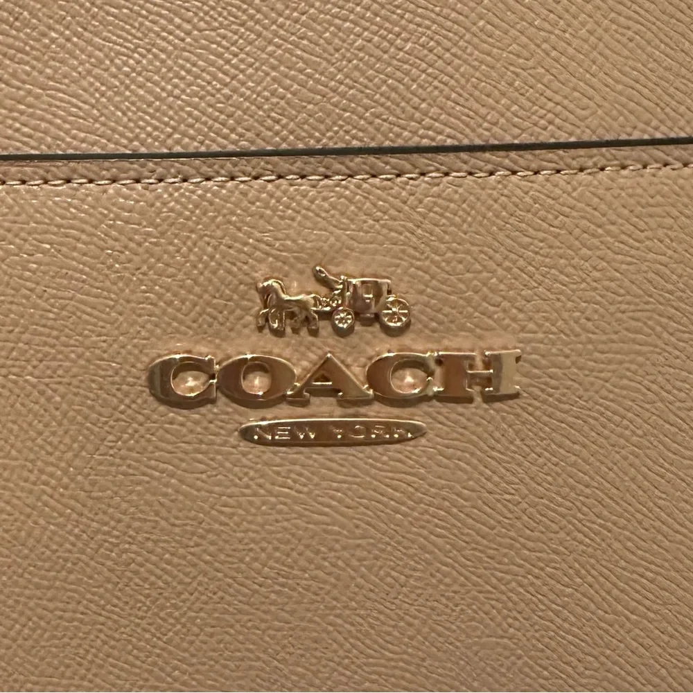 Large Coach Tote - Beige and Black Shoulder Bag with laptop pocket. - Picture 5 of 10